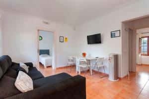 uma sala de estar com um sofá e uma mesa em Llinya 7 em El Arenal