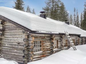 een blokhut met sneeuw op het dak bij Holiday Home Aihkelo by Interhome in Luosto