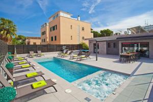 The swimming pool at or close to Villa Maravilla