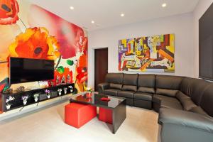 un soggiorno con divano e TV di Villa Maravilla a El Arenal