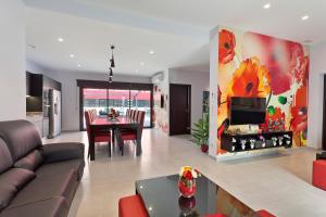 a living room with a couch and a table at Villa Maravilla in San Francesch