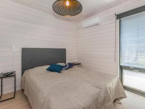 una camera con un grande letto di Holiday Home Kasnäs marina b10 by Interhome a Kasnäs