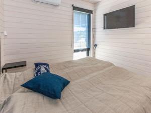 una camera con un grande letto e una TV a parete di Holiday Home Kasnäs marina b10 by Interhome a Kasnäs