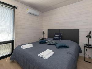 Un dormitorio con una cama con toallas. en Holiday Home Kasnäs marina b11 by Interhome, en Kasnäs