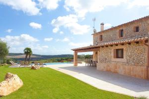 an external view of a stone house with a pool at Sa Murtera in Manacor