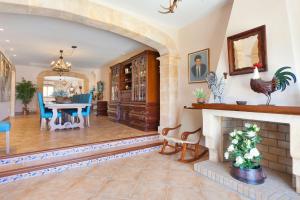 a living room with a fireplace and a dining room at Sa Murtera in Manacor