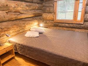 Postel nebo postele na pokoji v ubytování Holiday Home Kelotorppa b by Interhome