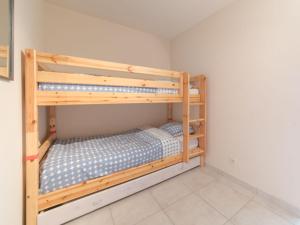 Ein Etagenbett oder Etagenbetten in einem Zimmer der Unterkunft Apartment Green Garden VIII - 105 by Interhome
