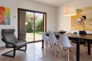 a dining room with a table and chairs at Villa Sa Torre in Sa Torre