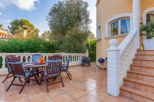 コスタ・デ・ラ・カルマにあるVilla Margaritaのパティオ(テーブル、椅子、階段付)