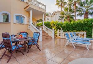 コスタ・デ・ラ・カルマにあるVilla Margaritaのパティオ(テーブル、椅子付)