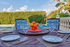 コスタ・デ・ラ・カルマにあるVilla Margaritaの木製テーブル(皿、果物入り)