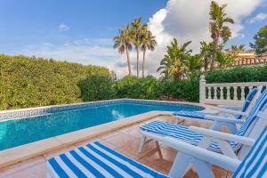 コスタ・デ・ラ・カルマにあるVilla Margaritaの- スイミングプールの隣に位置する青と白の椅子2脚 +27枚の写真