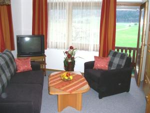 Sala de estar con 2 sofás y TV en Ferienwohnung Weiß en Ruhpolding