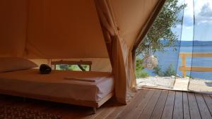 En eller flere senge i et værelse på Camping Aloa