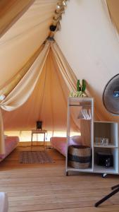 um quarto com uma tenda com uma cama em Camping Aloa em Bol