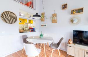 Televízia a/alebo spoločenská miestnosť v ubytovaní Sol i Lluna Sa Riera sea duplex w parking