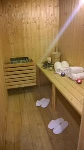 a room with a wooden floor and a wooden table in a sauna at Hotel Chez Toi in Oulx