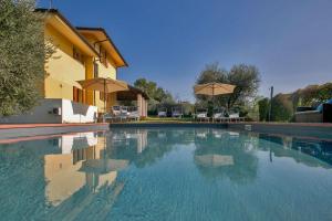 The swimming pool at or close to Villa Candelara