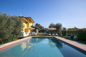 The swimming pool at or close to Villa Candelara