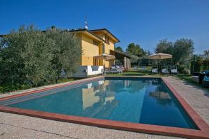The swimming pool at or close to Villa Candelara