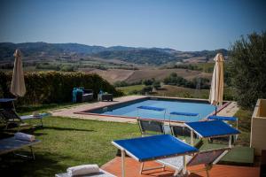 The swimming pool at or close to Villa Candelara