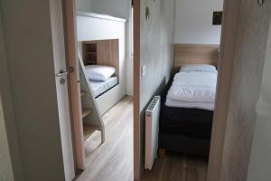 a small room with a bed and a bunk bed at 6 6-persoons Familie lodge in Voorthuizen +19 photos