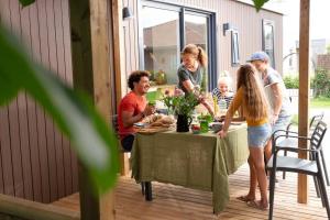 a group of people standing around a table at 6 6-persoons Familie lodge in Voorthuizen