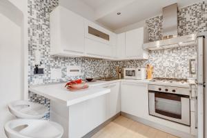 A kitchen or kitchenette at Coverciano Modern Apartment with Patio!