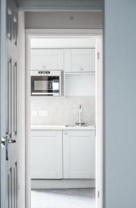 A kitchen or kitchenette at Dukes Inn 