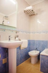 uma casa de banho com um lavatório e um WC em Aparthotel Costa Blanca em Torrevieja