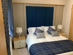 Postel nebo postele na pokoji v ubytování Clouded Yellow - beautiful modern lodge Kippford