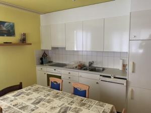 Köök või kööginurk majutusasutuses Davos Lodge by Quokka 360 - practical apartment for skiers