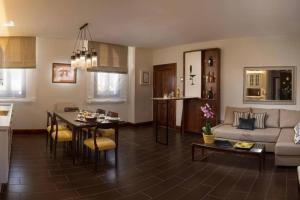 salon z kanapą i stołem w obiekcie MC San Agustín w mieście La Laguna