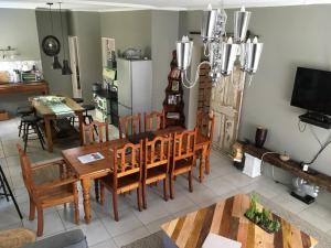 een keuken en eetkamer met een tafel en stoelen bij Spinoza Self Catering Accommodation in Windhoek