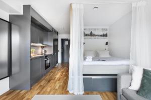 Apartamento pequeño con 1 cama y cocina en HOOM Home & Hotel Sollentuna, en Sollentuna