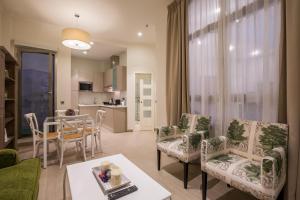 salon z kanapą, krzesłami i stołem w obiekcie Welldone Cathedral Suites w Sewilli