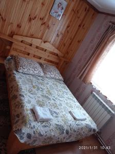 una camera da letto con un letto e due asciugamani di "Різьбярська садиба" a Slavske