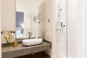 biała łazienka z umywalką i prysznicem w obiekcie Welldone Cathedral Suites w Sewilli +50 zdjęć