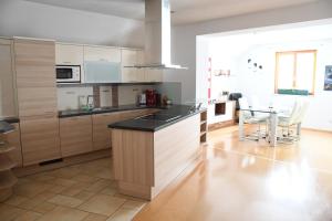Eldhús eða eldhúskrókur á Ferienwohnung Moser