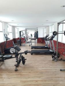 een fitnessruimte met diverse loopbanden en fitnessapparaten bij Rincon 94- Barranquilla- Rio Alto in Barranquilla