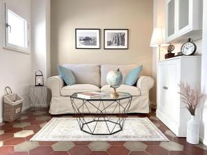 Longo Suites في تاورمينا: غرفة معيشة مع أريكة وطاولة