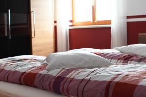 Rúm í herbergi á Ferienwohnung Moser