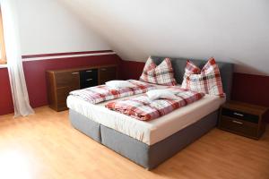 Rúm í herbergi á Ferienwohnung Moser