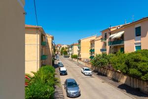 a street with cars parked on the side of a building at Appartamento di Daniele in Portoferraio