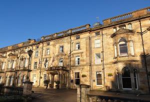 een groot stenen gebouw met veel ramen bij The Crown Hotel in Harrogate