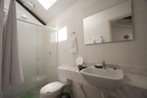 里约热内卢Gaia Hostel的带水槽和马桶的白色浴室