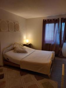 1 dormitorio con cama y ventana en Residence du Vieux Chateau jardin & parking gratuit en Mulhouse
