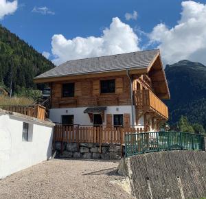 モルジヌにあるJust Morzine - Chalet Lunaの大きな木造の家(大きなバルコニー付)