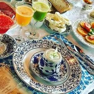 uma mesa com pratos de comida e bebidas em La Petite France em Nova Petrópolis